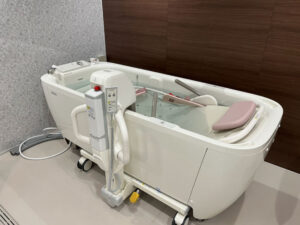 介護入浴設備。機械浴槽で、被介護者の安全を支援する設計。